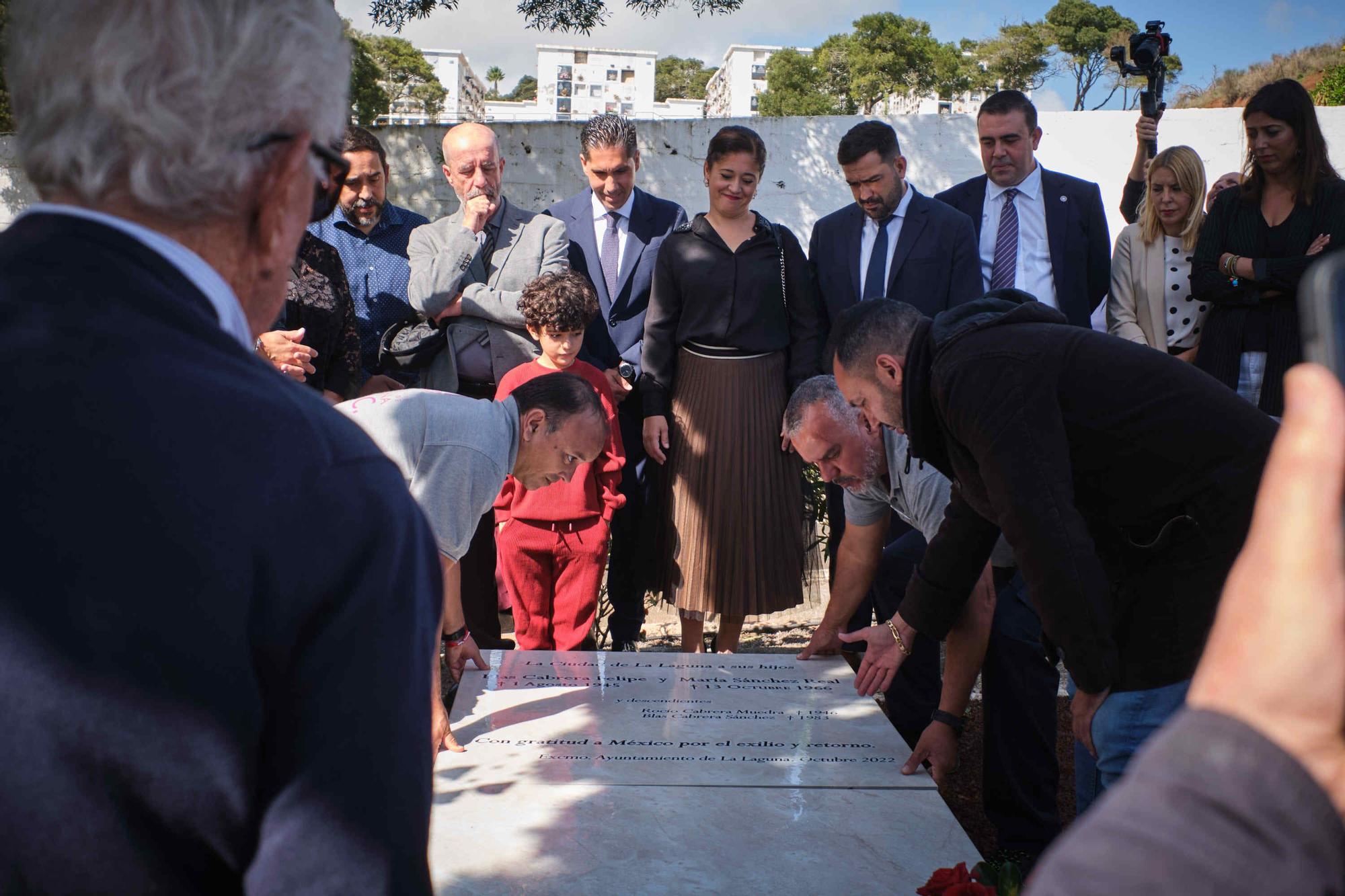 Entierro de los restos recuperados del físico Blas Cabrera Felipe en el cementerio de San Luis, La Laguna
