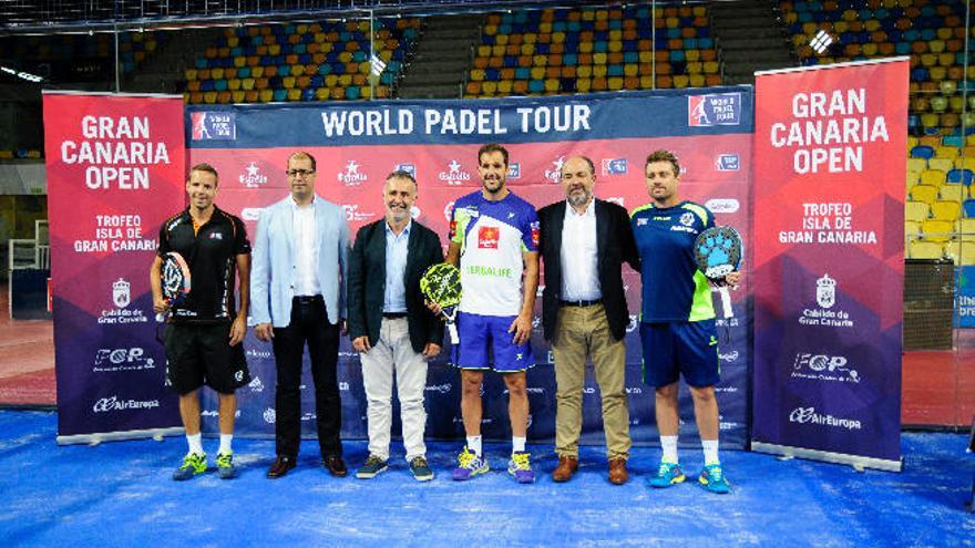 Los jugadores y los políticos en la presentación del torneo.