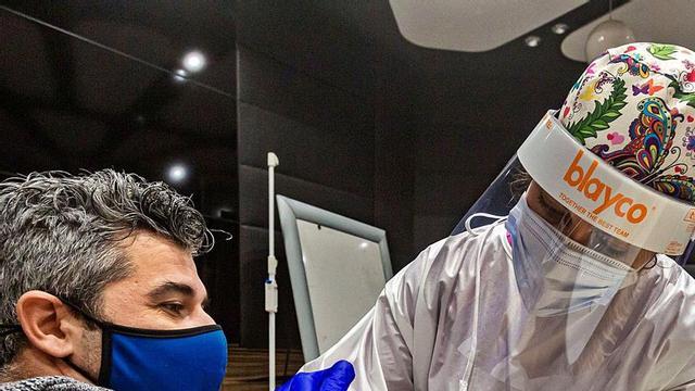 Vacunación en una clínica de la provincia de Alicante en una imagen tomada días atrás. | DAVID REVENGA
