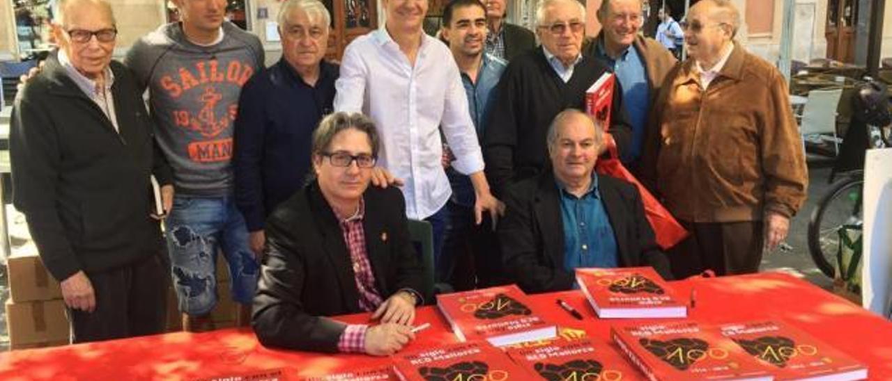 Exjugadores del Mallorca firman la obra que repasa el Centenario del club el Día del Libro.