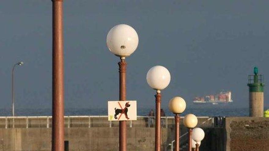 Farolas en la zona próxima al muelle del Gayo.