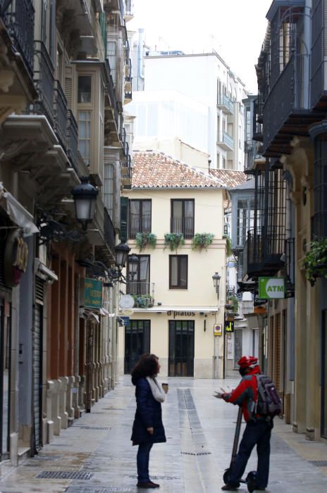 Más de un mes de confinamiento domiciliario y Málaga sigue repitiendo la estampa de las últimas semanas. Calles vacías, comercios cerrados, apenas personas por la calle, siempre con mascarilla, y la poca actividad que se aprecia en un control policial en pleno Paseo de los Curas...