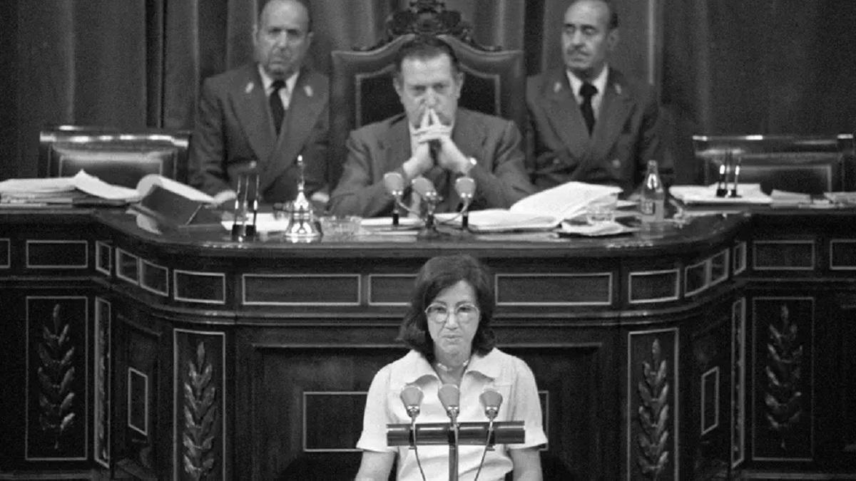 Imagen de archivo de la diputada Carlota Bustelo, del grupo socialista, en el Congreso de los Diputados en 1978. / EFE