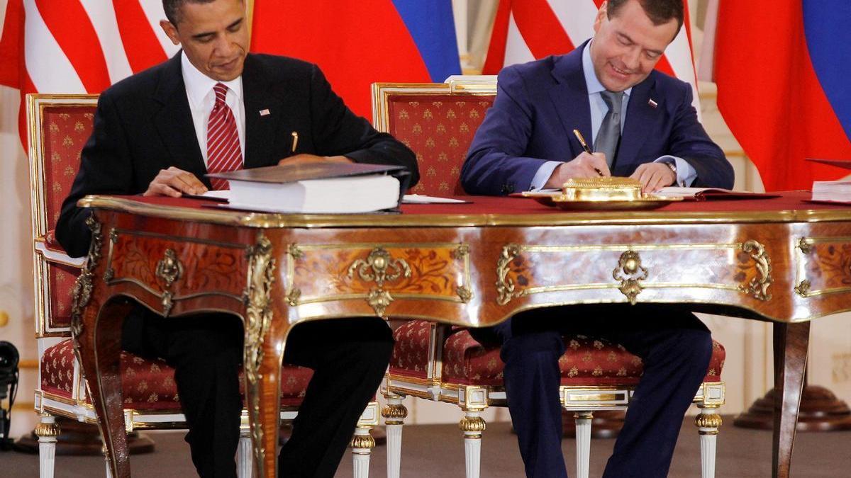 Barack Obama y Dmitri Medvédev firman el Nuevo START en Praga, el 8 de abril de 2010.
