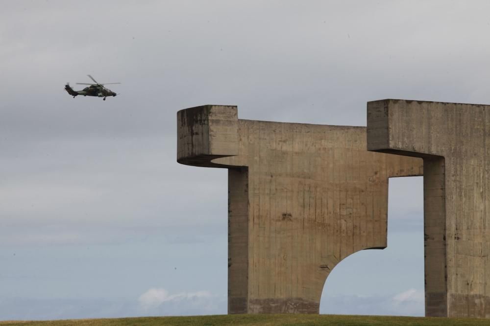 Ensayo de los aviones y helicópteros que participarán en el Festival Aéreo de Gijón