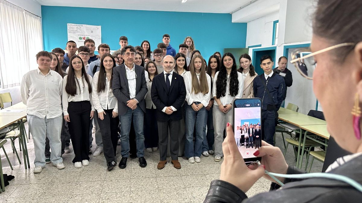 El rector de la Universidad de Oviedo, Ignacio Villaverde, con los alumnos de segundo de Bachillerato del instituto de Vegadeo.