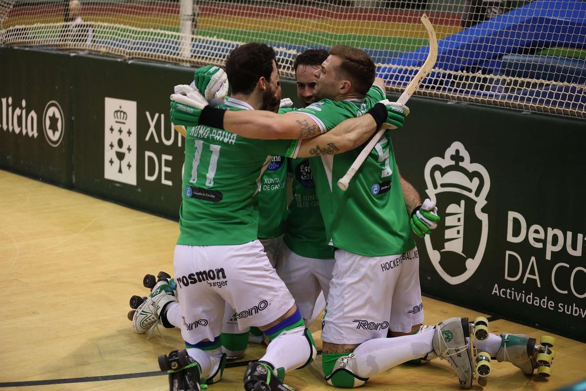 Los jugadores del Liceo celebran el 1-1 ante el Benfica.