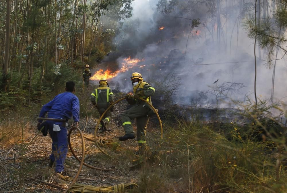 El incendio originado en Soutomaior se propagó hasta Redondela y obligó a desalojar varias viviendas