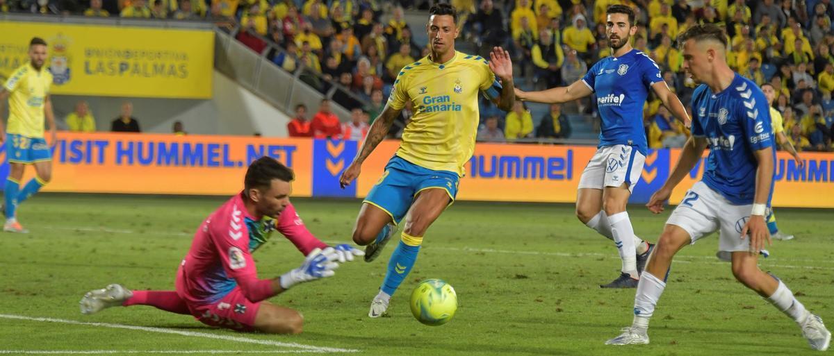 Maikel Mesa pugna con Soriano, en la vuelta del playoff del 4-J ante el Tenerife.