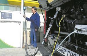 Repostaje de un bus en Barcelona que funciona con hidrógeno