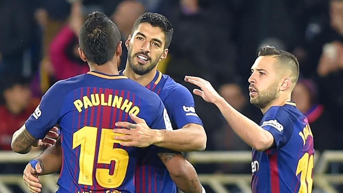 Paulinho y Alba felicitando a Suárez por su gol