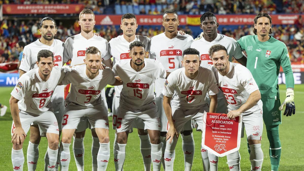 Los jugadores suizos (primera fila, de izquierda a derecha) Remo Freuler, Silvan Widmer, Djibril Sow, Rubén Vargas y Xherdan Shaqiri; (segunda fila, de izquierda a derecha) Ricardo Rodríguez, Nico Elvedi, Granit Xhaka, Manuel Akanji, Breel Embolo y el portero Yann Sommer se alinean para el partido de fútbol de la Liga de Naciones de la UEFA entre España y Suiza en Zaragoza