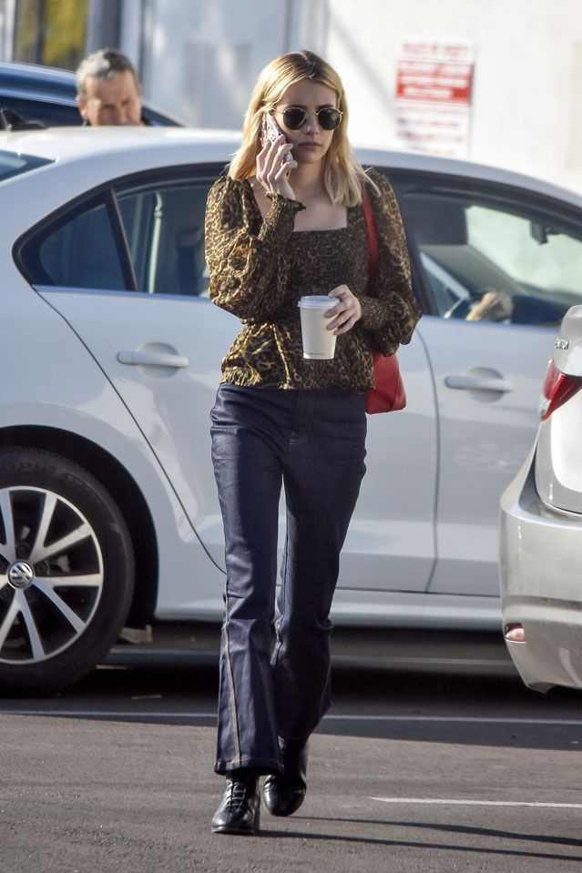 Emma Roberts, con blusa de leopardo de Mango
