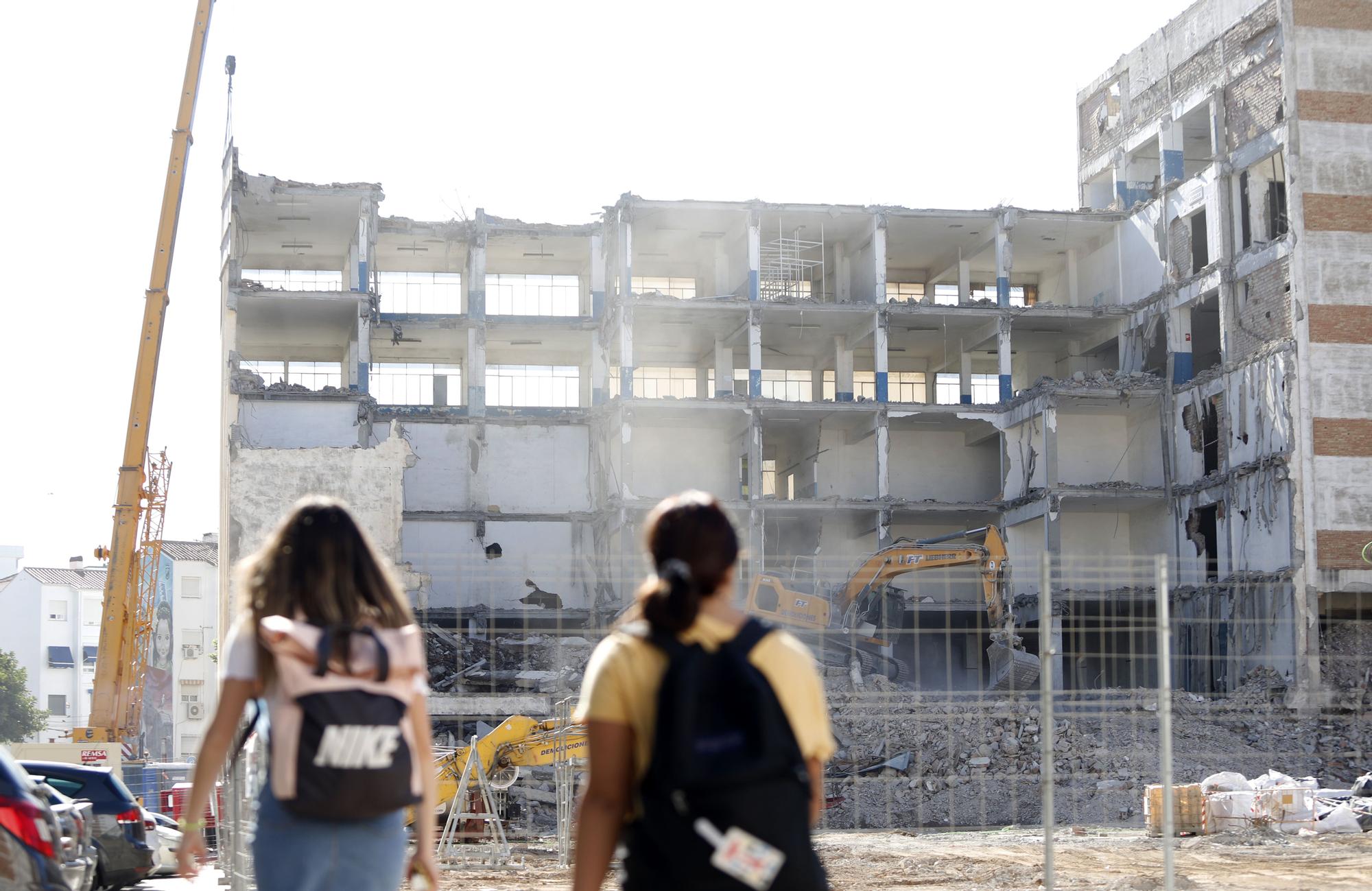 Demolición del antiguo edificio de la Flex en la Carretera de Cádiz.