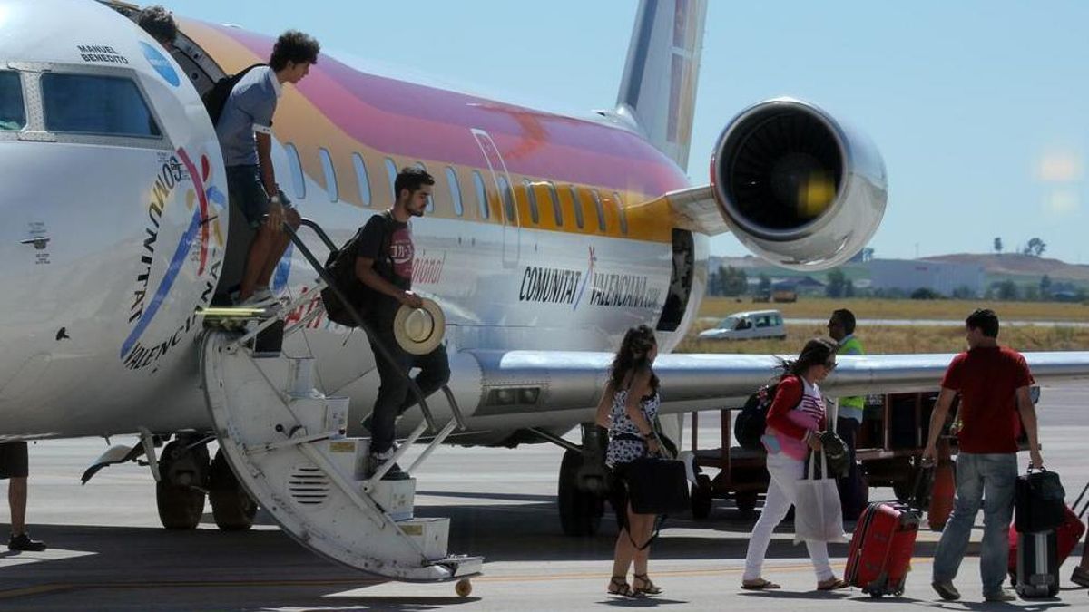 Viajeros desembarcando de un avión de Air Nostrum.