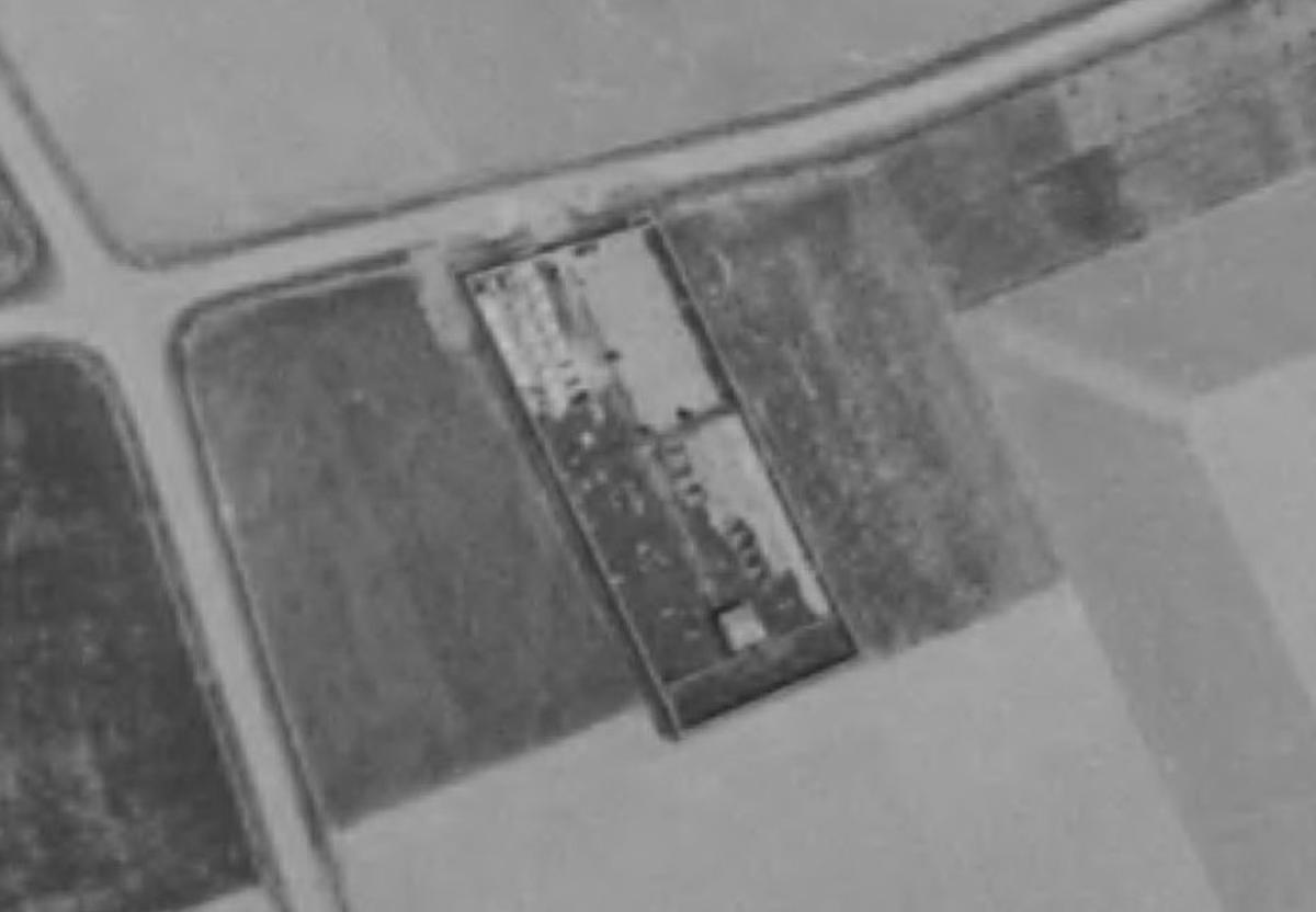 Cementerio de Castrogonzalo en el que se puede apreciar el caseto ahora derribado, en un imagen aérea tomada en 1973. | IGN