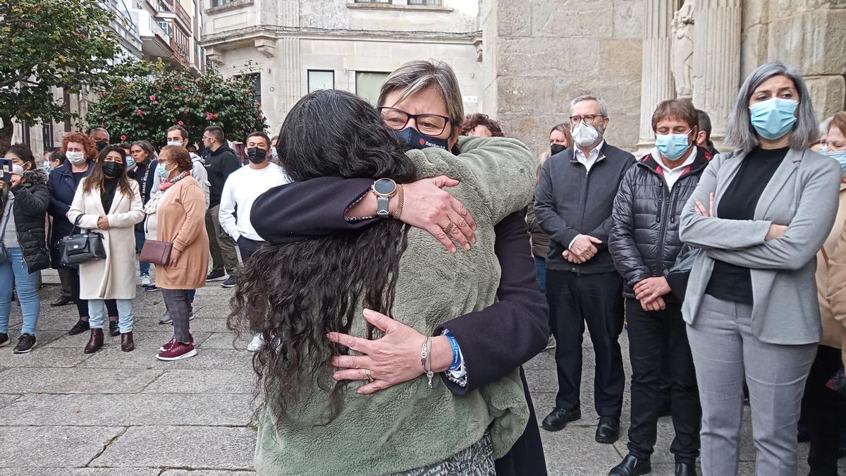 La esposa de uno de los marineros peruanos desaparecidos se abraza a la conselleira de Mar en la puerta de la iglesia de Cangas,con la alcaldesa y el patrón mayor, detrás.