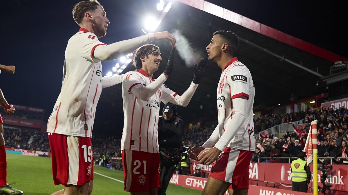 Vanat y Gil felicitan a Ounahi por su gol.