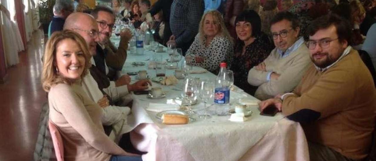 Teresa Mallada, en primer término, en la cena de Navidad del PP de Mieres.