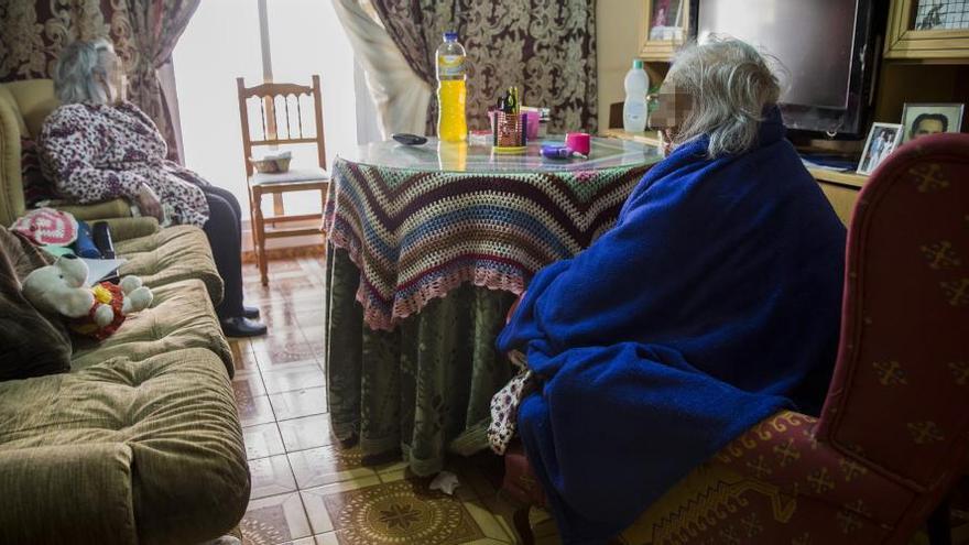 Una anciana ciega pierde la pensión de 150 euros por vivir con su hermana