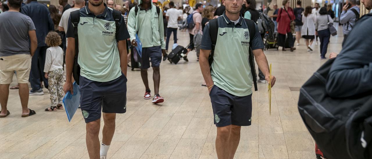 Los jugadores del Villarreal, a su llegada la noche del miércoles a Tel  Aviv.