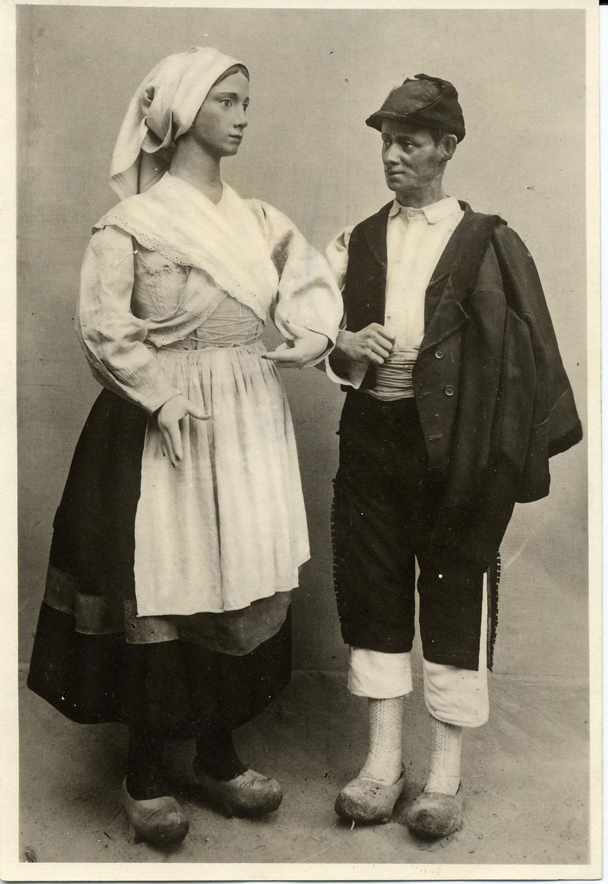 Pareja de Asturias, con traje de Morcín y traje de Riosa