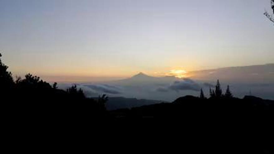 Amanecer con vistas al Teide desde el área recreativa de Las Nieves