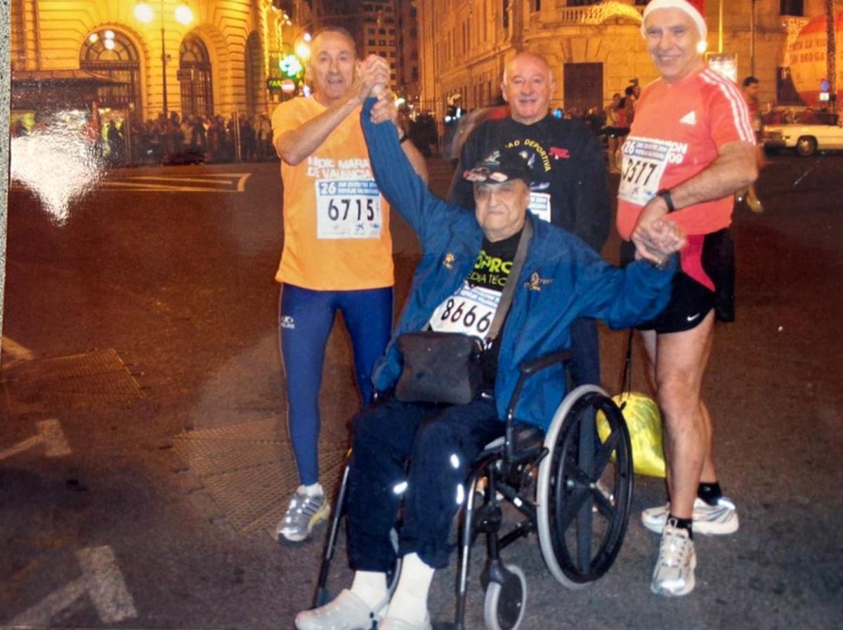 Miguel Pellicer, en silla de ruedas, durante una San Silvestre de València