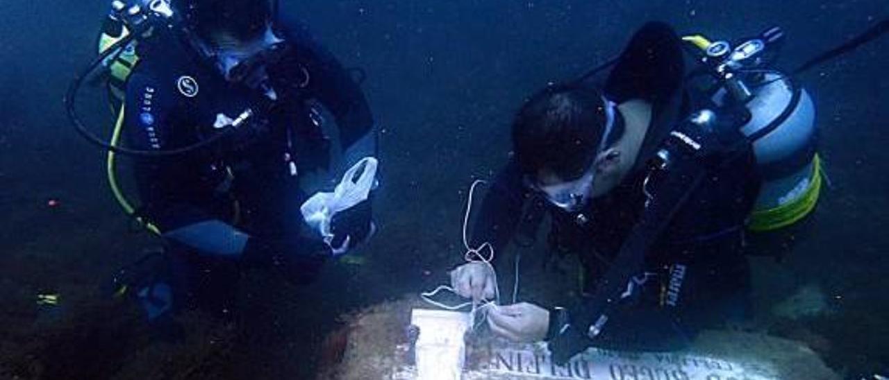 Los buzos de Cullera devuelven la imagen de la patrona al fondo del mar