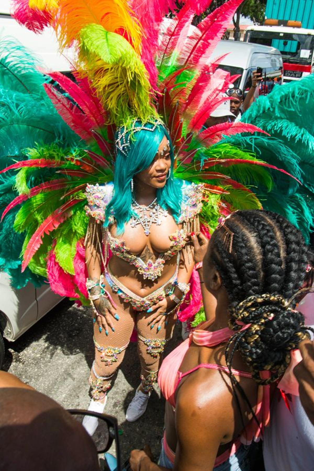 Rihanna con look de plumas y joyas en el Carnaval de Barbados