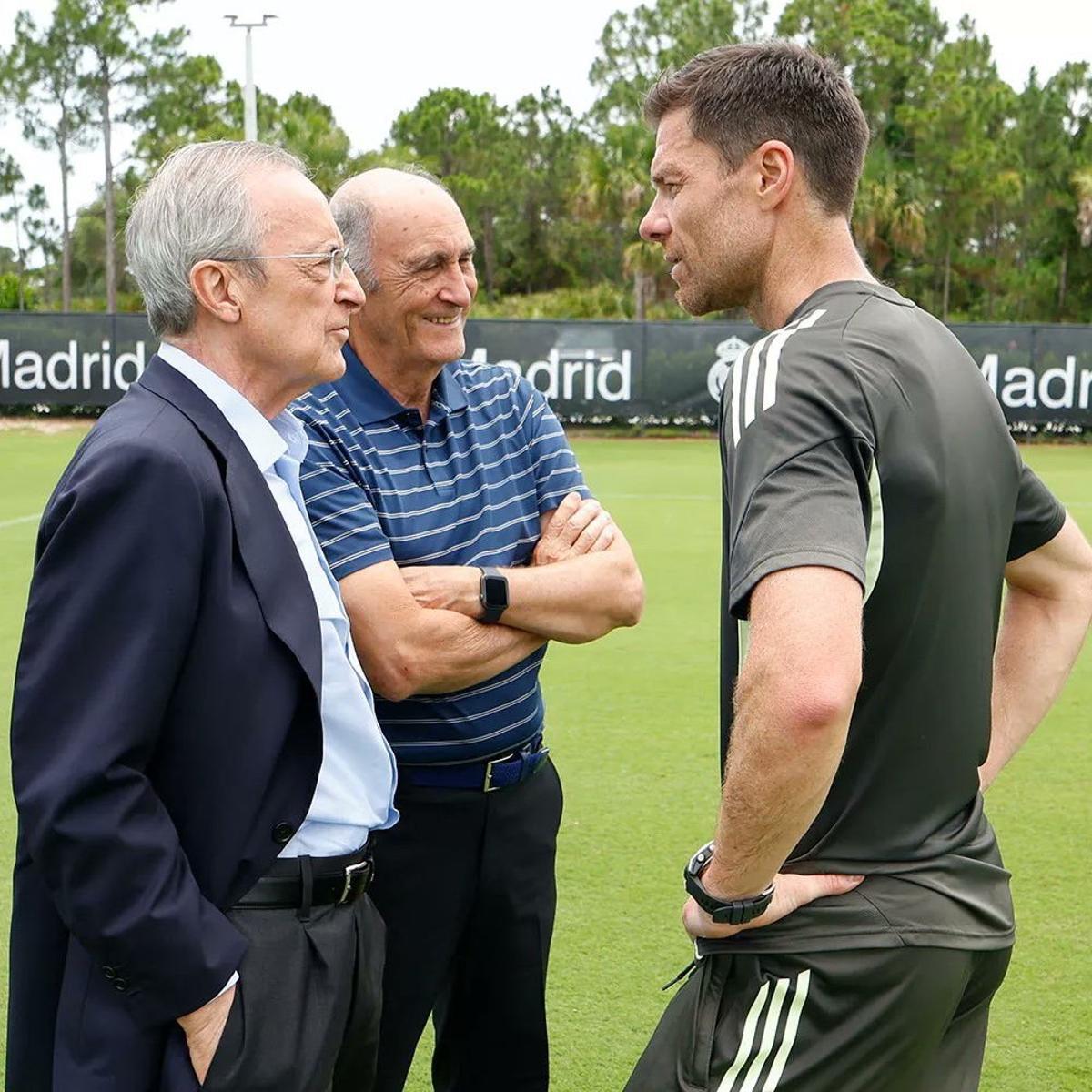 Xabi Alonso y Florentino Pérez en el campo de entrenamiento del Real Madrid en Palm Beach.