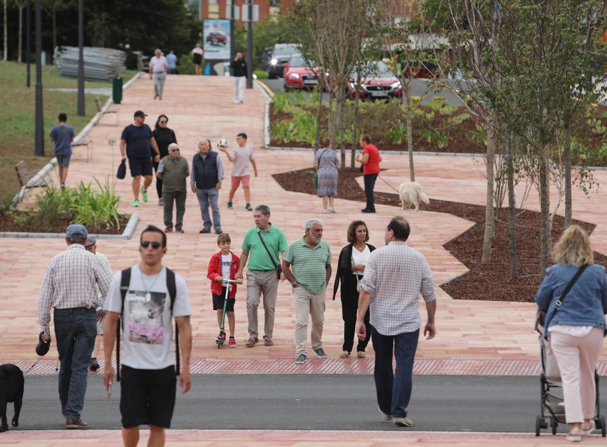 Los vecinos saludan la "necesaria" glorieta de Santullano: "Antes no se podía caminar"