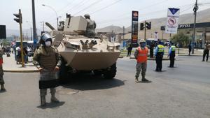 Militares peruanos resguardan las calles de Lima. 