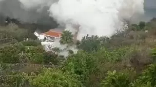 Las imágenes que muestran cómo la lava se traga una casa en La Palma