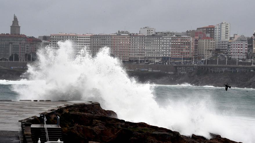 A Coruña en alerta roja: Temporal con fuerte oleaje en Riazor