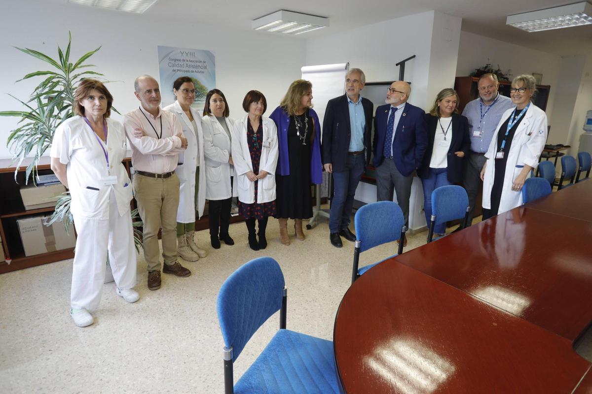 El gerente del San Agustín, cuarto por la derecha, junto a directivos del centro y del Sespa, en una imagen de diciembre de 2023.