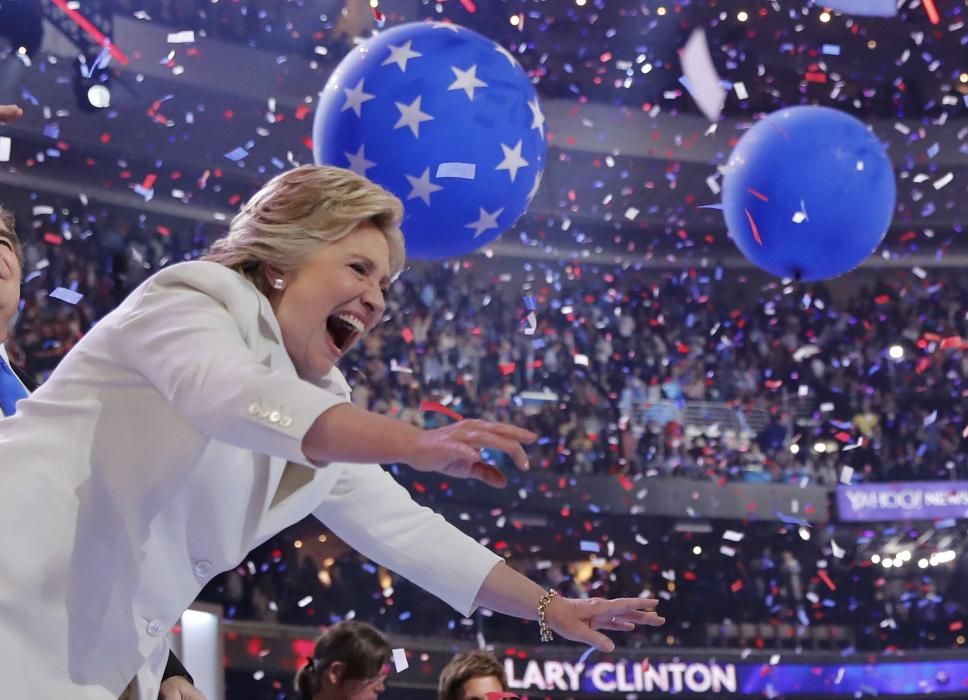 La exsecretaria de Estado Hillary Clinton aceptó hoy ser la nominada demócrata para convertirse en la primera mujer presidenta de Estados Unidos como colofón de la convención que se celebra estos días en Filadelfia.