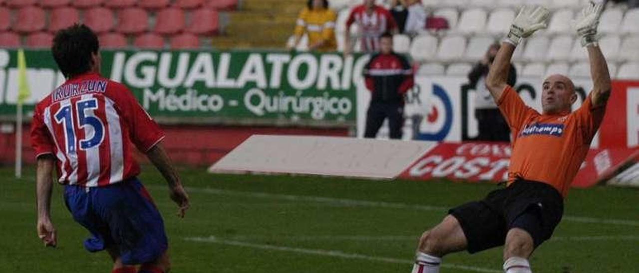 Irurzun pica el balón ante Valerio en la acción del gol ante el Almería.