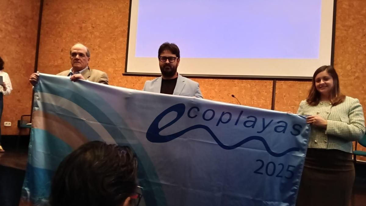 El alcalde de Llanes, en el centro, recoge una de las  &quot;Banderas Ecoplayas&quot;