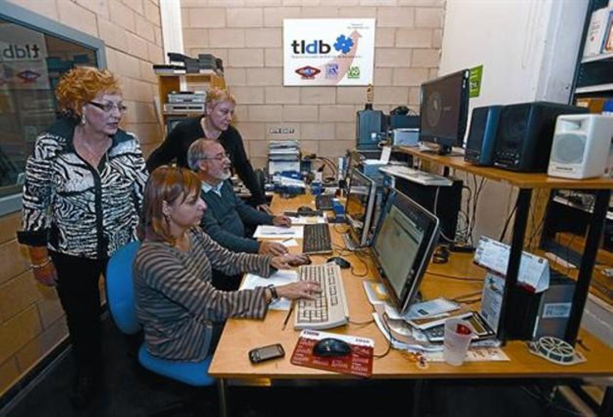 Sala de control 8 Pepi Rafel, dreta, supervisa les notícies penjades a la web. Sala de control 8 Pepi Rafel, dreta, supervisa les notícies penjades a la web.