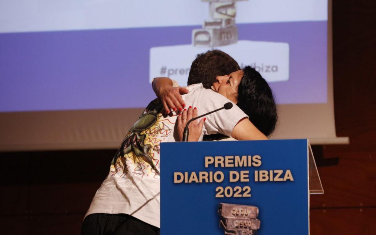 El momento más emotivo fue el abrazo de Pablo Valenzuela a Lola Penín. | J.A. RIERA