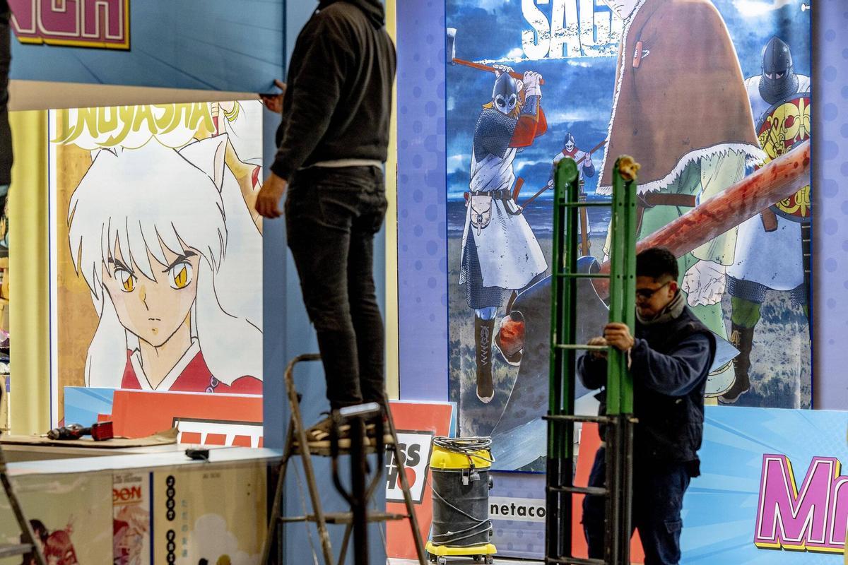 Barcelona 04/12/2025 Preparativos en el salón del manga que se inaugura mañana en la Fira de Gran Via Fotografía de Ferran Nadeu