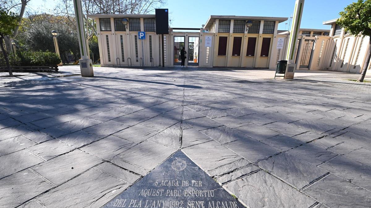 Acceso a la piscina municipal del polideportivo de El Pla