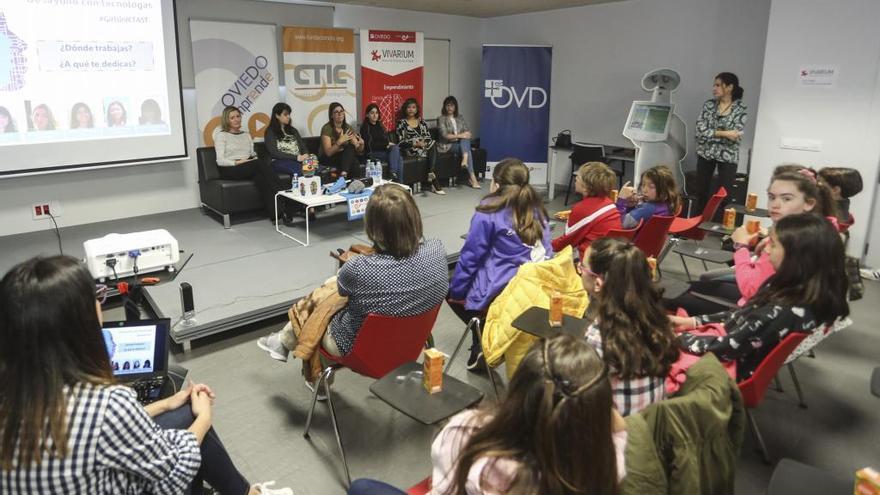 Una actividad sobre tecnología para la niñas en el Colegio ovetense Carmen Ruiz Tilve