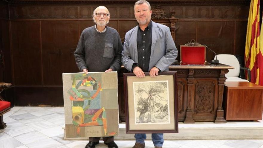 El artista junto al alcalde y los cuadros donados