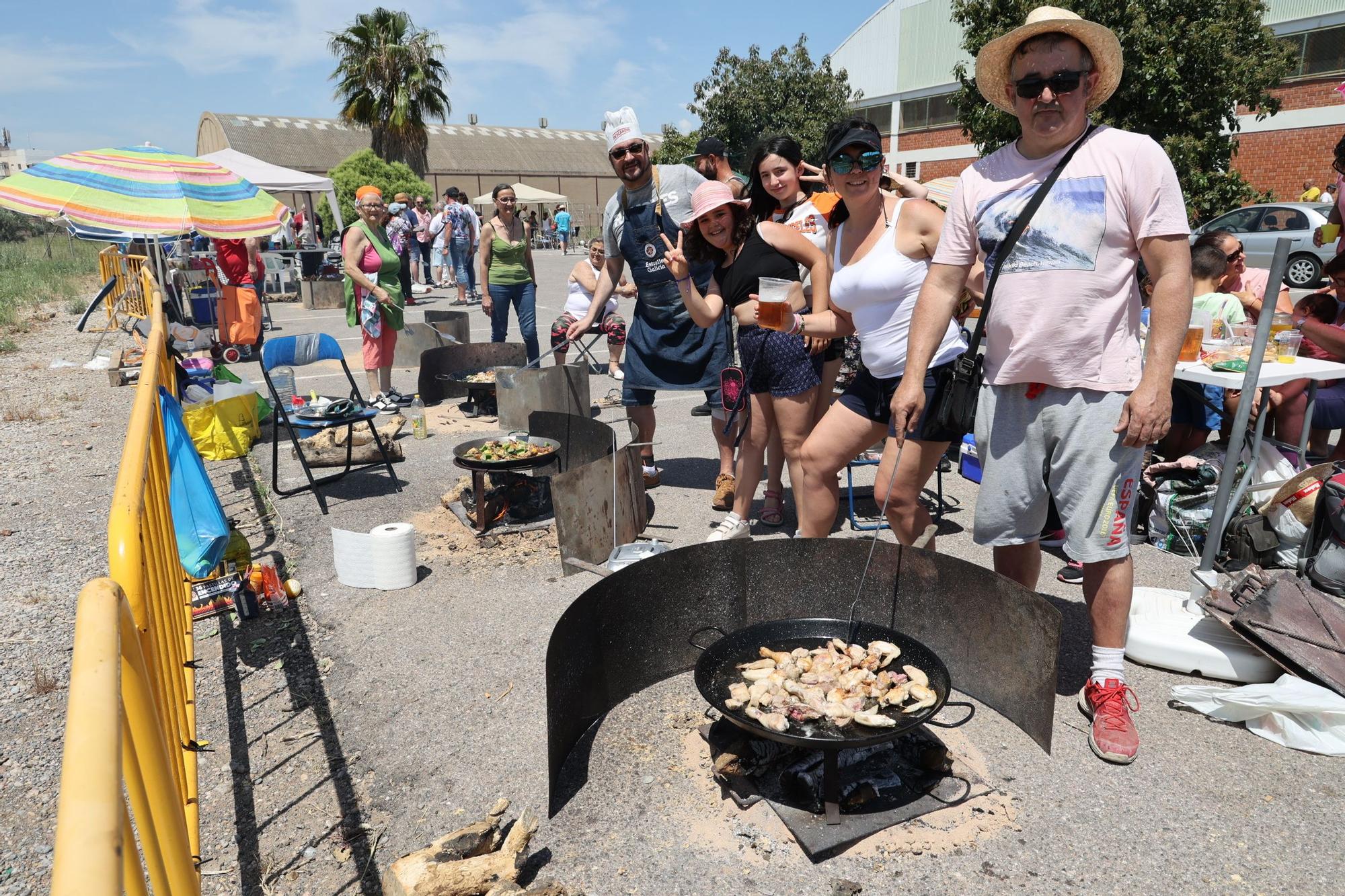Mil trescientos castellonenses disfrutan del sol y las paellas en el Segon Molí
