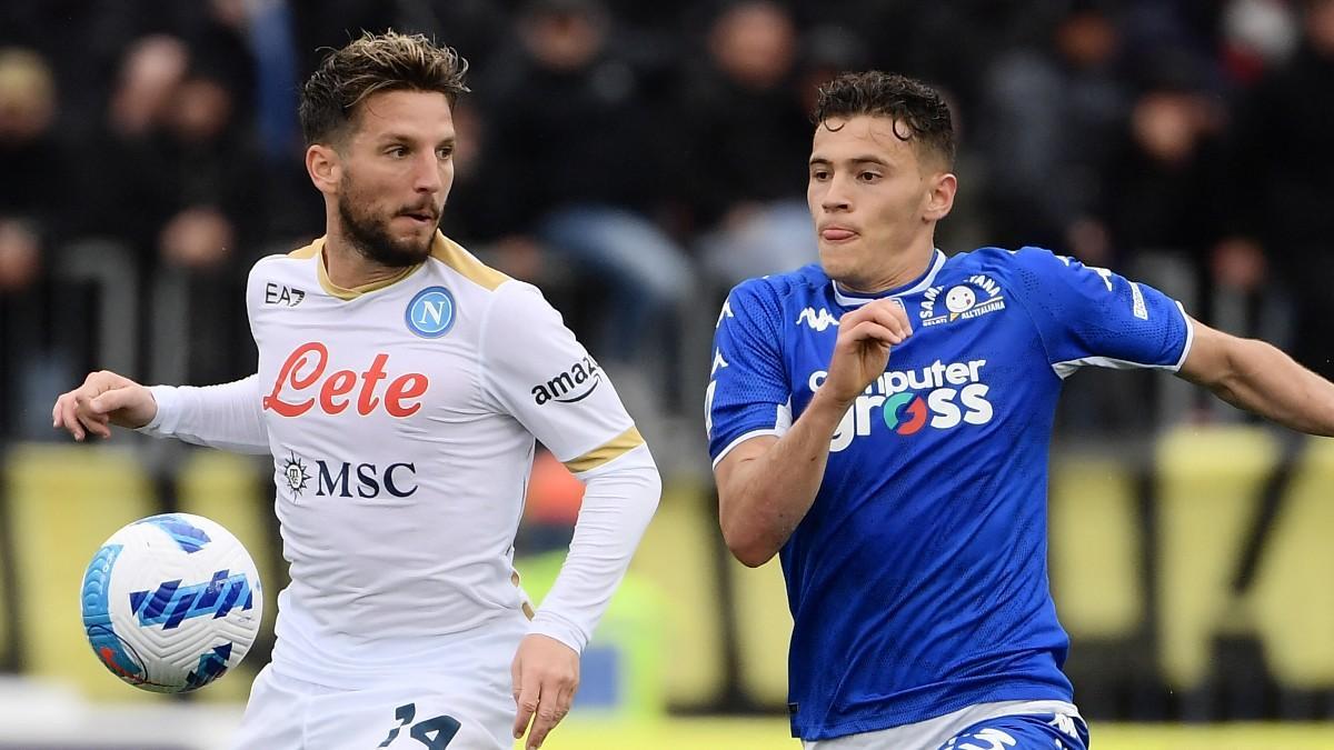 Mertens disputa un balón con Asillani en el Empoli-Nápoles