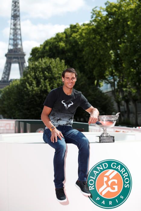 Nadal posa con su décimo trofeo de Roland Garros junto a la Torre Eiffel