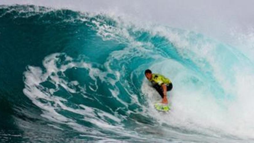 El surfista Jayme Trigolne, de Australia, se mantiene en el interior de un tubo durante su baño en la segunda jornada de la competición. i LP / DLP