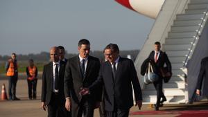 El presidente del Gobierno de España, Pedro Sánchez (c), es recibido por el primer ministro marroquí, Aziz Akhannouch (d) a su llegada al Aeropuerto Internacional Mohammed V, a 1 de febrero de 2023, en Rabat (Marruecos).